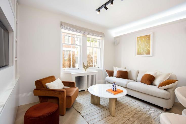 Elegant gestaltetes Wohnzimmer mit moderner Einrichtung in einer Wohnung im Building Lees Place - nexi-property-ltd - 1390966 in City of Westminster, London Elegant gestaltetes Wohnzimmer mit moderner Einrichtung in einer Wohnung im Building Lees Place - nexi-property-ltd - 1390966 in City of Westminster, London