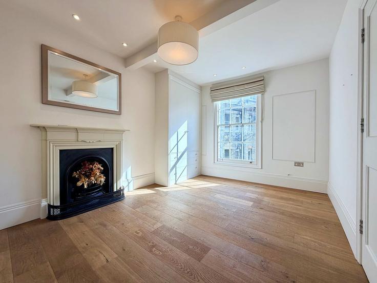Building White Horse Street - nexi-property-ltd - 1530444 adresindeki bir dairede modern mobilyalarla zarif bir şekilde tasarlanmış oturma odası City of Westminster, London