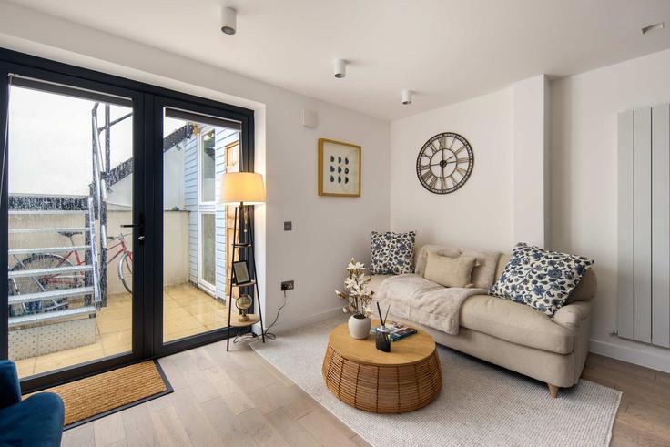 Elegant gestaltetes Wohnzimmer mit moderner Einrichtung in einer Wohnung im Building Drummond Street - nexi-property-ltd - 1543014 in London Borough of Camden, London