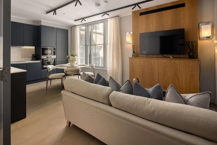 Sala de estar elegantemente projetada com móveis modernos em um apartamento no Building Clenston Mews - nexi-property-ltd - 1587893 em City of Westminster, London Sala de estar elegantemente projetada com móveis modernos em um apartamento no Building Clenston Mews - nexi-property-ltd - 1587893 em City of Westminster, London