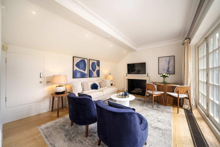 Salle de séjour élégante avec mobilier moderne dans un appartement à Building Egerton Gardens Mews - nexi-property-ltd - 1695538 à Royal Borough of Kensington and Chelsea, London