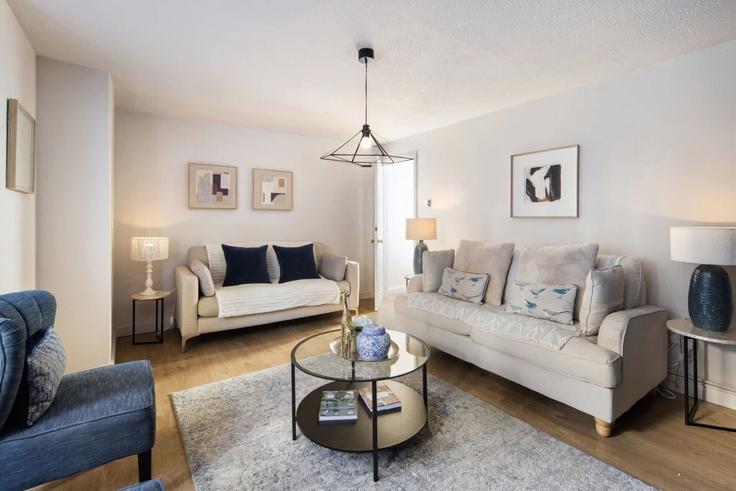 Building Sharsted Street - nexi-property-ltd - 1390963 adresindeki bir dairede modern mobilyalarla zarif bir şekilde tasarlanmış oturma odası London Borough of Southwark, London Building Sharsted Street - nexi-property-ltd - 1390963 adresindeki bir dairede modern mobilyalarla zarif bir şekilde tasarlanmış oturma odası London Borough of Southwark, London