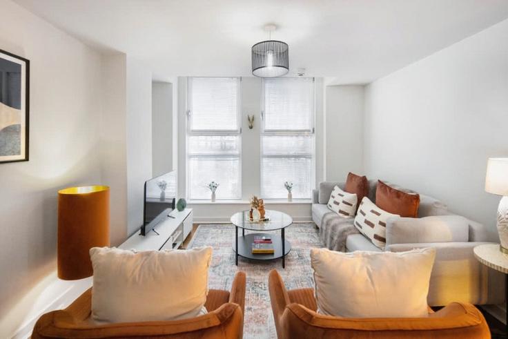 Sala de estar elegantemente projetada com móveis modernos em um apartamento no Building Lamb's Passage - nexi-property-ltd - 1390961 em London Borough of Islington, London Sala de estar elegantemente projetada com móveis modernos em um apartamento no Building Lamb's Passage - nexi-property-ltd - 1390961 em London Borough of Islington, London