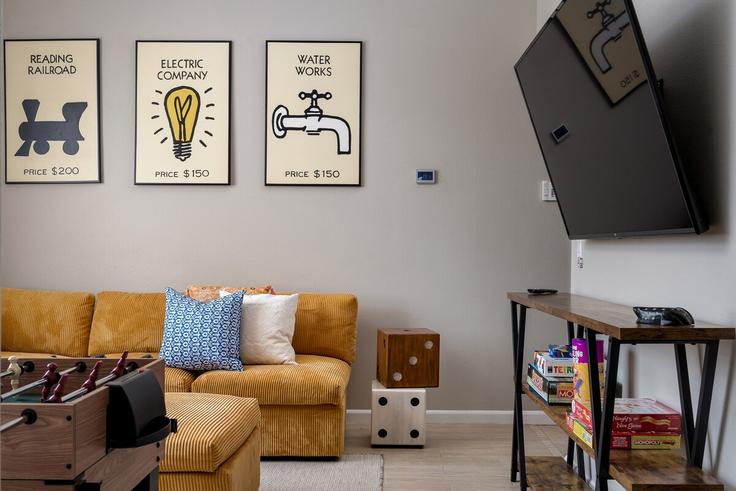 Building North Hampton Drive - next-level-host-llc - 1459481 adresindeki bir dairede modern mobilyalarla zarif bir şekilde tasarlanmış oturma odası Davenport, Davenport Building North Hampton Drive - next-level-host-llc - 1459481 adresindeki bir dairede modern mobilyalarla zarif bir şekilde tasarlanmış oturma odası Davenport, Davenport