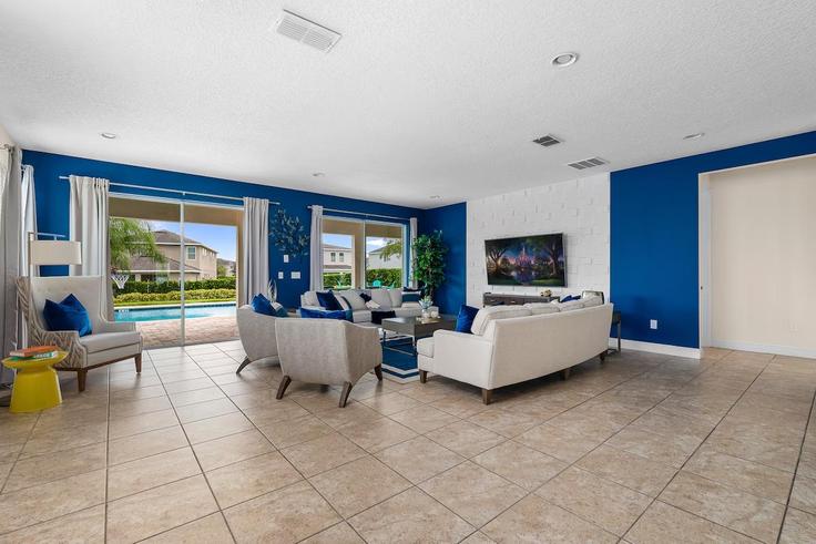 Salle de séjour élégante avec mobilier moderne dans un appartement à Building Burma Street - next-level-host-llc - 1473064 à Four Corners, Four Corners