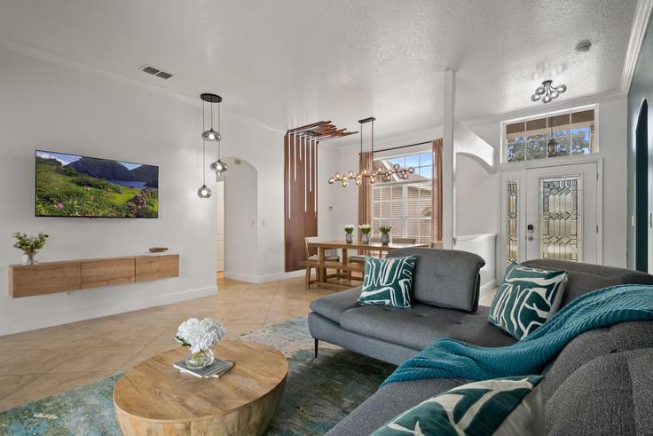 Building Prestwick Drive - next-level-host-llc - 1459465 adresindeki bir dairede modern mobilyalarla zarif bir şekilde tasarlanmış oturma odası Davenport, Davenport Building Prestwick Drive - next-level-host-llc - 1459465 adresindeki bir dairede modern mobilyalarla zarif bir şekilde tasarlanmış oturma odası Davenport, Davenport