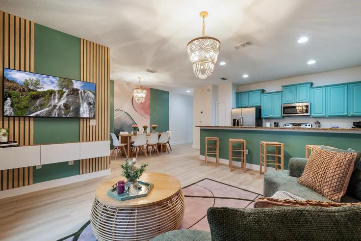 Salle de séjour élégante avec mobilier moderne dans un appartement à Building Candy Palm Road - next-level-host-llc - 1459475 à Four Corners, Four Corners