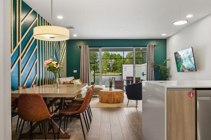 Salle de séjour élégante avec mobilier moderne dans un appartement à Building Hidden Forest Drive - next-level-host-llc - 1459470 à Four Corners, Four Corners