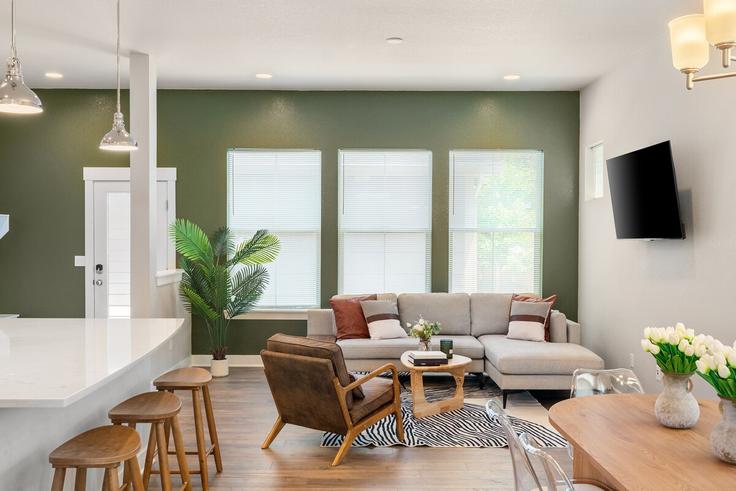 Elegante sala de estar con mobiliario moderno en un apartamento en Building East 61st Avenue - next-level-host-llc - 1459474 en Denver, Denver