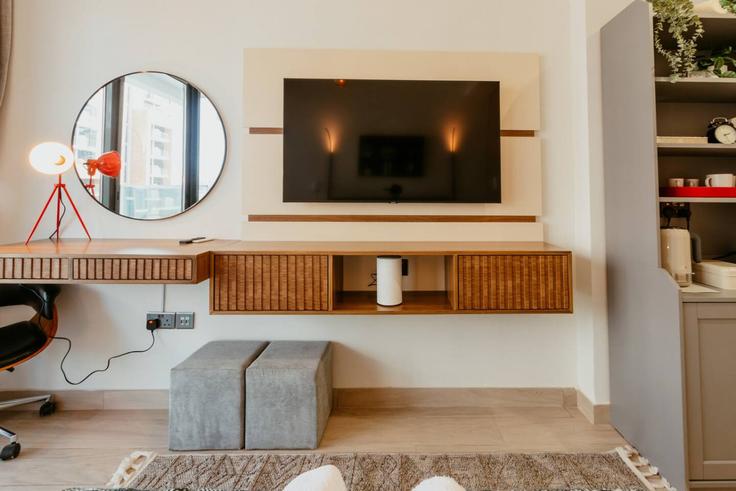 Elegant gestaltetes Wohnzimmer mit moderner Einrichtung in einer Wohnung im Building Tariaq Bedon Esm - nexusliving - 1053080 - DXB in Nad Al Sheba, Dubai