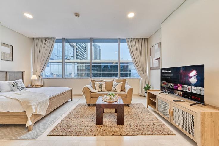 Salle de séjour élégante avec mobilier moderne dans un appartement à Building Al Mustaqbal Street - nexusliving - 1054659 - DXB à Trade Center, Dubai