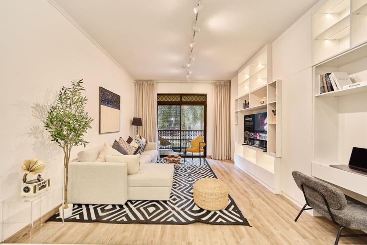 Dubai Downtown DubaiのBuilding Sheikh Mohammed bin Rashid Boulevard - nexusliving - 1068799 - DXBのアパートメントにある、モダンな家具を備えたエレガントなデザインのリビングルーム