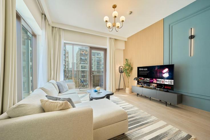 Elegante sala de estar con mobiliario moderno en un apartamento en Building Tariaq Bedon Esm - nexusliving - 1251872 - DXB en Ras Al Khor, Dubai