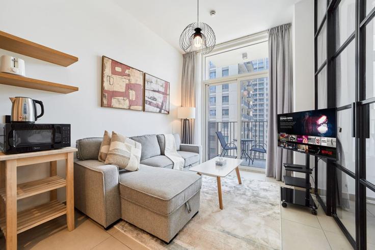 Elegant gestaltetes Wohnzimmer mit moderner Einrichtung in einer Wohnung im Building Tariaq Bedon Esm - nexusliving - 1261987 - DXB in Dubai Hills Estate, Dubai