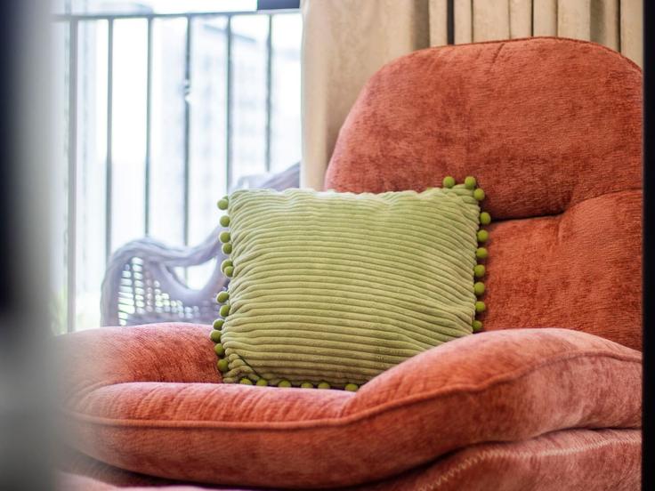 Dubai Dubai Hills EstateのBuilding Tariaq Bedon Esm - nexusliving - 1336098のアパートメントにある、モダンな家具を備えたエレガントなデザインのリビングルーム