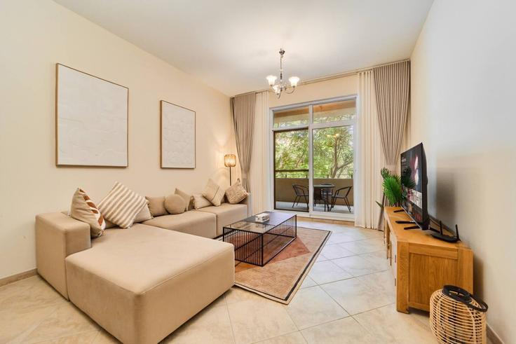 Elegant gestaltetes Wohnzimmer mit moderner Einrichtung in einer Wohnung im Building Tariaq Bedon Esm - nexusliving - 1340542 in Motor City, Dubai