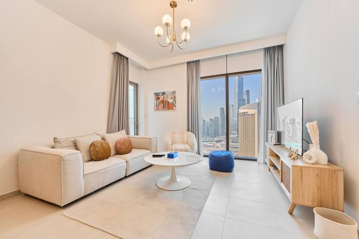 Elegante sala de estar con mobiliario moderno en un apartamento en Building Tariaq Bedon Esm - nexusliving - 1347044 en Zaa'beel Second, Dubai