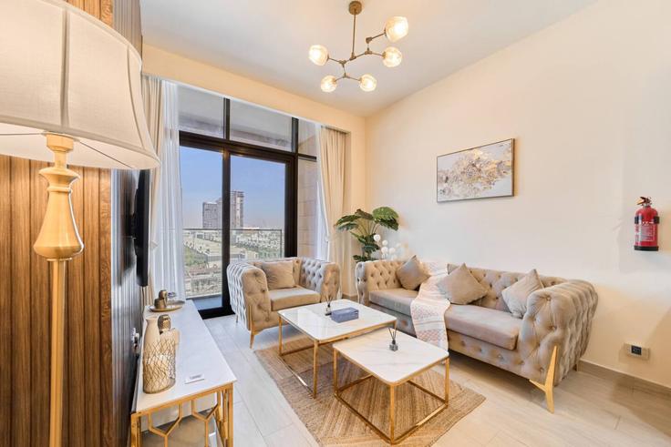 Elegant gestaltetes Wohnzimmer mit moderner Einrichtung in einer Wohnung im Building Tariaq Bedon Esm - nexusliving - 1366715 in Nad Al Sheba, Dubai