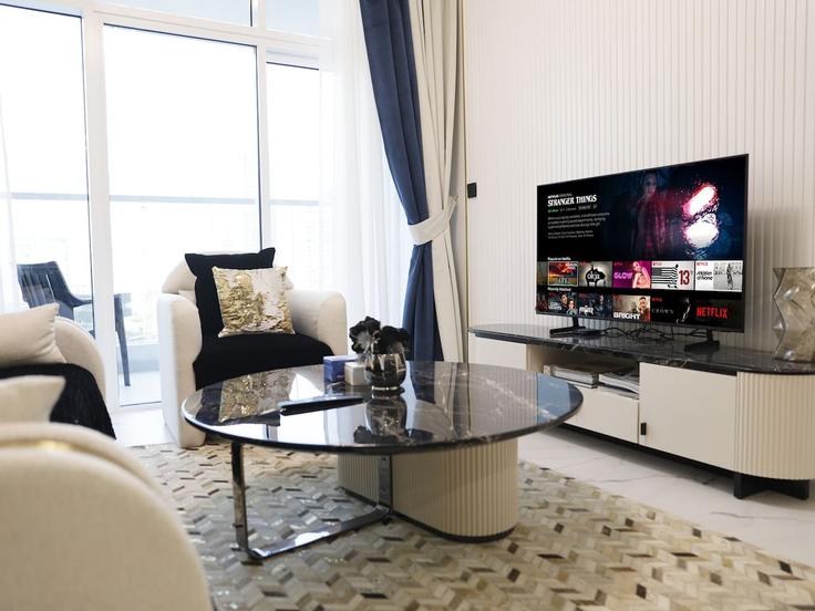 Salle de séjour élégante avec mobilier moderne dans un appartement à Building Tariaq Bedon Esm - nexusliving - 1375271 à Al Barsha, Dubai