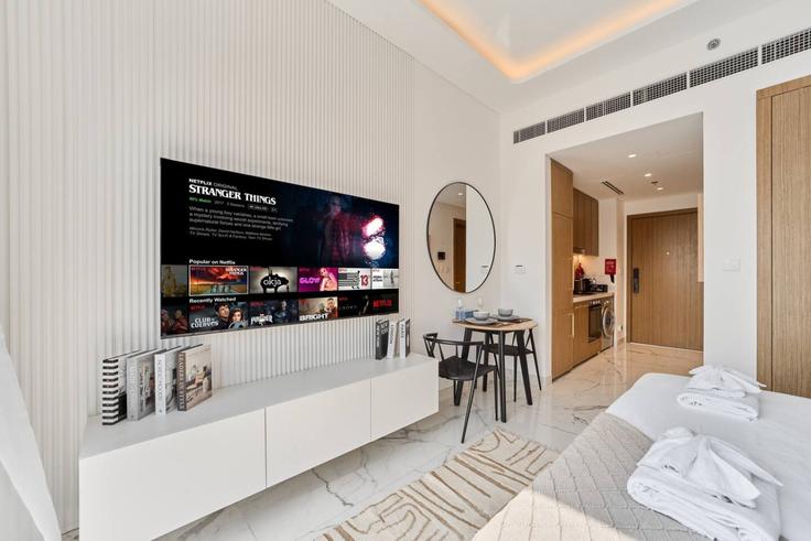 Elegant gestaltetes Wohnzimmer mit moderner Einrichtung in einer Wohnung im Building Tariaq Bedon Esm - nexusliving - 1376633 in Nad Al Sheba, Dubai