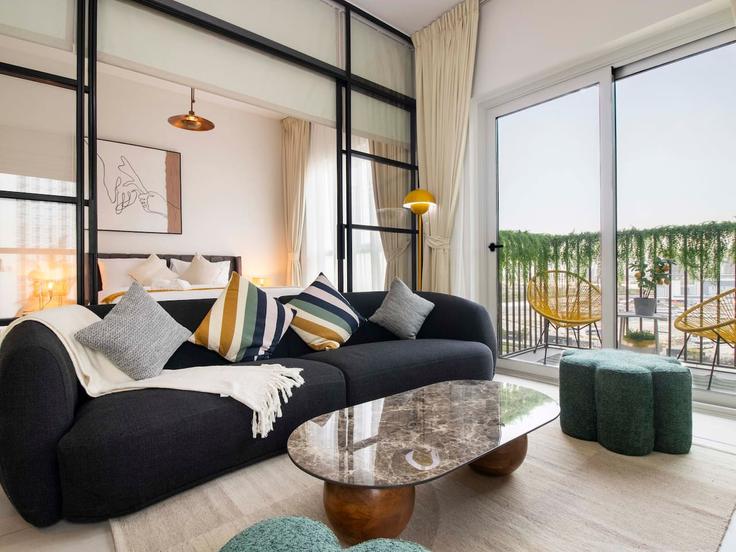 Elegant gestaltetes Wohnzimmer mit moderner Einrichtung in einer Wohnung im Building Tariaq Bedon Esm - nexusliving - 1388771 in Dubai Hills Estate, Dubai Elegant gestaltetes Wohnzimmer mit moderner Einrichtung in einer Wohnung im Building Tariaq Bedon Esm - nexusliving - 1388771 in Dubai Hills Estate, Dubai