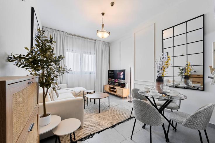 Elegante sala de estar con mobiliario moderno en un apartamento en Building Tariaq Bedon Esm - nexusliving - 1407638 en Me'aisem First, Dubai Elegante sala de estar con mobiliario moderno en un apartamento en Building Tariaq Bedon Esm - nexusliving - 1407638 en Me'aisem First, Dubai