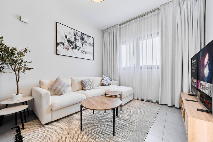 Me'aisem First, Dubai에 위치한 Building Tariaq Bedon Esm - nexusliving - 1407638 유닛의 세련된 인테리어가 돋보이는 거실