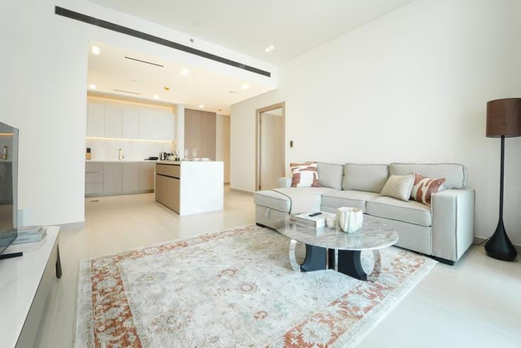 Dubai Al Barsha South FourthのBuilding Street 11 - nexusliving - 1624254のアパートメントにある、モダンな家具を備えたエレガントなデザインのリビングルーム Dubai Al Barsha South FourthのBuilding Street 11 - nexusliving - 1624254のアパートメントにある、モダンな家具を備えたエレガントなデザインのリビングルーム