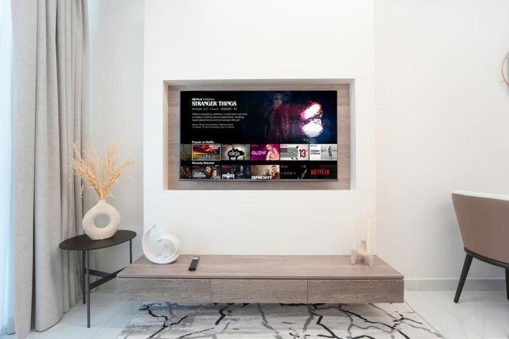 Dubai Al Barsha South SecondのBuilding Cayan Cantara Tower - nexusliving - 1644148のアパートメントにある、モダンな家具を備えたエレガントなデザインのリビングルーム Dubai Al Barsha South SecondのBuilding Cayan Cantara Tower - nexusliving - 1644148のアパートメントにある、モダンな家具を備えたエレガントなデザインのリビングルーム