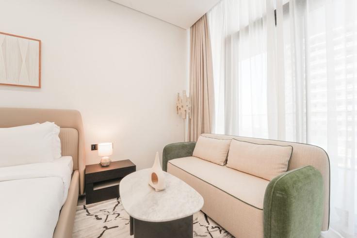 Sala de estar elegantemente projetada com móveis modernos em um apartamento no Building Cayan Cantara Tower - nexusliving - 1644148 em Al Barsha South Second, Dubai Sala de estar elegantemente projetada com móveis modernos em um apartamento no Building Cayan Cantara Tower - nexusliving - 1644148 em Al Barsha South Second, Dubai