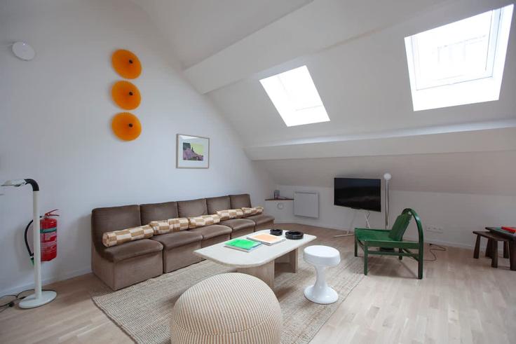 Elegant gestaltetes Wohnzimmer mit moderner Einrichtung in einer Wohnung im Building Rue de la Croix de Fer - neyborliving - 1324891 in Brussels, Brussels