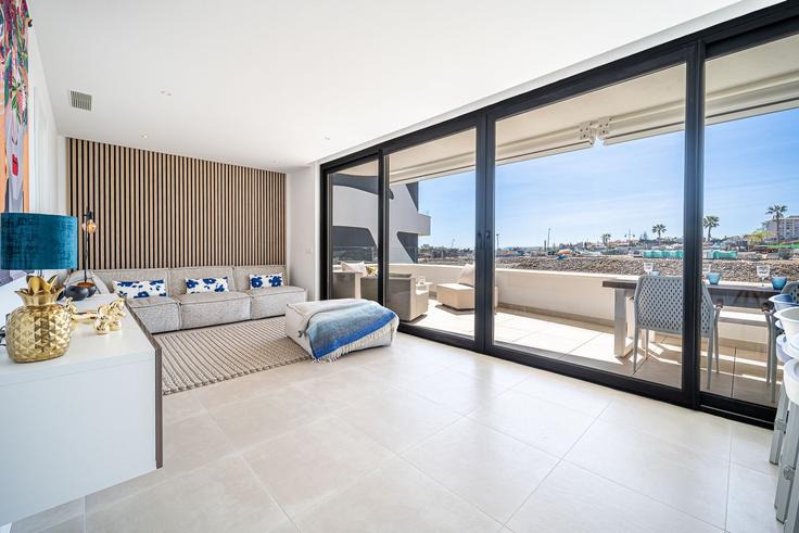 Fuengirola, Fuengirola에 위치한 Building Calle Canarios - nicolaas-leeuwenburg - 1328480 아파트의 세련된 인테리어가 돋보이는 거실 Fuengirola, Fuengirola에 위치한 Building Calle Canarios - nicolaas-leeuwenburg - 1328480 아파트의 세련된 인테리어가 돋보이는 거실