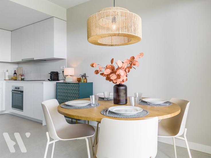 Mijas,Mijas의 Building Calle Alpandeire - nicolaas-leeuwenburg - 1328441 아파트에 마련된 스타일리시한 다이닝 공간 Mijas,Mijas의 Building Calle Alpandeire - nicolaas-leeuwenburg - 1328441 아파트에 마련된 스타일리시한 다이닝 공간