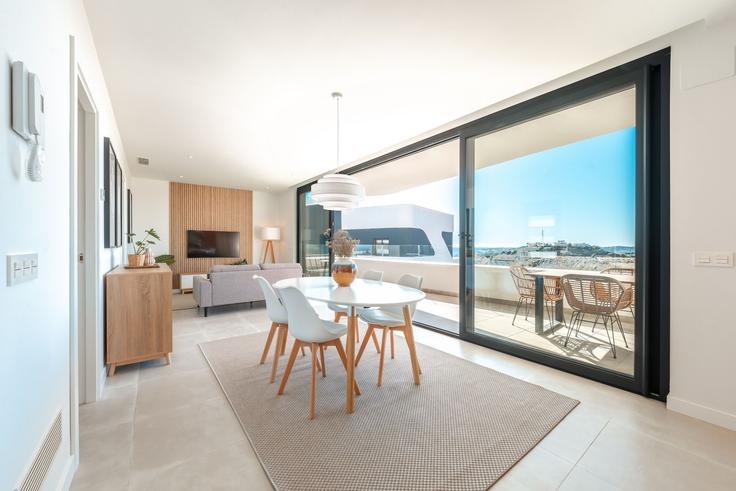 Fuengirola, Fuengirola에 위치한 Building Calle Begoña - nicolaas-leeuwenburg - 1328438 아파트의 세련된 인테리어가 돋보이는 거실 Fuengirola, Fuengirola에 위치한 Building Calle Begoña - nicolaas-leeuwenburg - 1328438 아파트의 세련된 인테리어가 돋보이는 거실