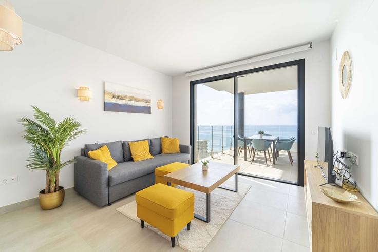 Fuengirola, Fuengirola에 위치한 Building Calle Begoña - nicolaas-leeuwenburg - 1328473 아파트의 세련된 인테리어가 돋보이는 거실 Fuengirola, Fuengirola에 위치한 Building Calle Begoña - nicolaas-leeuwenburg - 1328473 아파트의 세련된 인테리어가 돋보이는 거실