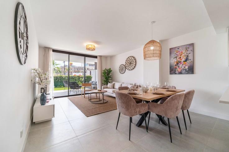 Sala de estar elegantemente projetada com móveis modernos em um apartamento no Building Avenida Fuengirola - nicolaas-leeuwenburg - 1328448 em Fuengirola, Fuengirola