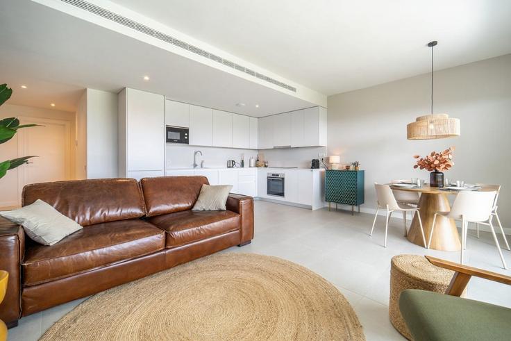 Building Calle Alpandeire - nicolaas-leeuwenburg - 1328441 adresindeki bir dairede modern mobilyalarla zarif bir şekilde tasarlanmış oturma odası Mijas, Mijas