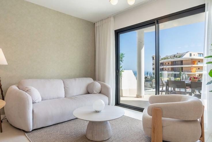 Fuengirola FuengirolaのBuilding Avenida Fuengirola - nicolaas-leeuwenburg - 1365317のアパートメントにある、モダンな家具を備えたエレガントなデザインのリビングルーム Fuengirola FuengirolaのBuilding Avenida Fuengirola - nicolaas-leeuwenburg - 1365317のアパートメントにある、モダンな家具を備えたエレガントなデザインのリビングルーム