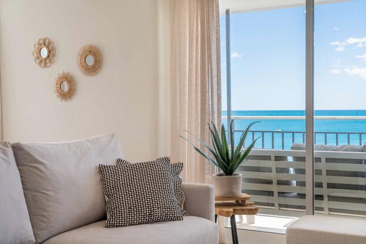 Elegant gestaltetes Wohnzimmer mit moderner Einrichtung in einer Wohnung im Building Paseo Marítimo Rey de España - nicolaas-leeuwenburg - 1531867 in Fuengirola, Fuengirola Elegant gestaltetes Wohnzimmer mit moderner Einrichtung in einer Wohnung im Building Paseo Marítimo Rey de España - nicolaas-leeuwenburg - 1531867 in Fuengirola, Fuengirola