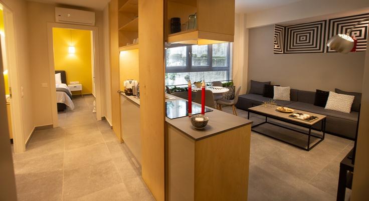 Central Athens, Athens에 위치한 Building Tositsa - noble-living - 1473293 유닛의 세련된 인테리어가 돋보이는 거실 Central Athens, Athens에 위치한 Building Tositsa - noble-living - 1473293 유닛의 세련된 인테리어가 돋보이는 거실