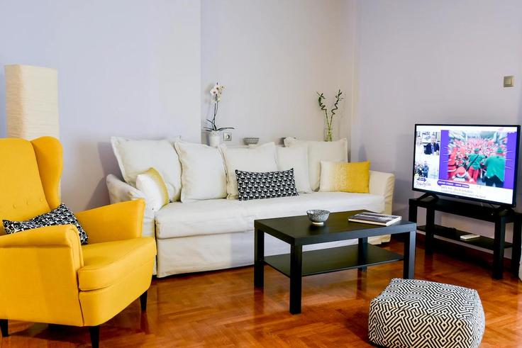 Salle de séjour élégante avec mobilier moderne dans un appartement à Building Leoforos Alexandras - noble-living - 1473295 à Central Athens, Athens