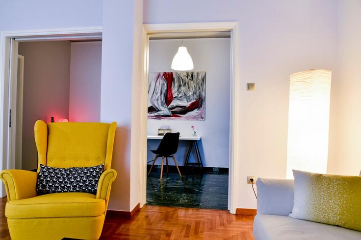 Salle de séjour élégante avec mobilier moderne dans un appartement à Building Leoforos Alexandras - noble-living - 1473295 à Central Athens, Athens