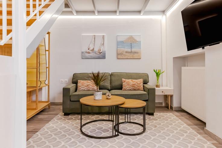 Sala de estar elegantemente projetada com móveis modernos em um apartamento no Building Meletiou Piga - noble-living - 1523970 em Central Athens, Athens