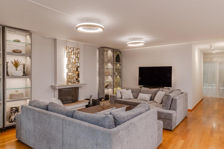 Elegante sala de estar con mobiliario moderno en un apartamento en Building Meletiou Piga - noble-living - 1526899 en Central Athens, Athens