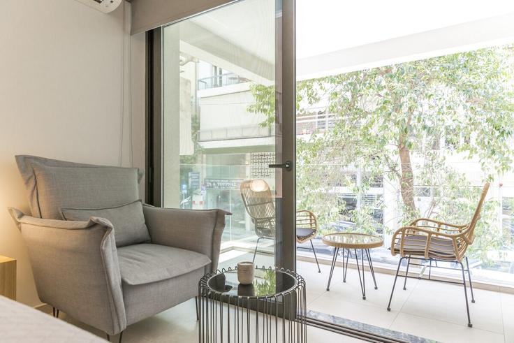 Elegante sala de estar con mobiliario moderno en un apartamento en Building Agiou Thoma - noble-living - 1473284 en Central Athens, Athens Elegante sala de estar con mobiliario moderno en un apartamento en Building Agiou Thoma - noble-living - 1473284 en Central Athens, Athens
