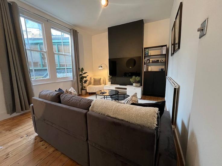 Elegant gestaltetes Wohnzimmer mit moderner Einrichtung in einer Wohnung im Building Kilmaine Road - noir-collective - 1515790 in London Borough of Hammersmith and Fulham, London
