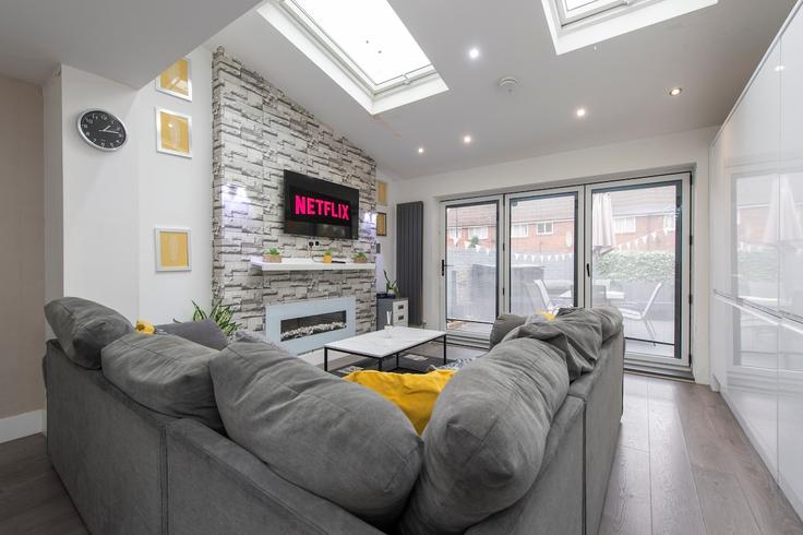 Elegante sala de estar con mobiliario moderno en un apartamento en Building Peckham Hill Street - noir-collective - 1515787 en London Borough of Southwark, London