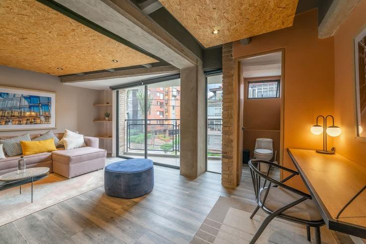 Elegante sala de estar con mobiliario moderno en un apartamento en Building Calle 54a - nok - 1289678 - COL en Chapinero, Bogotá Elegante sala de estar con mobiliario moderno en un apartamento en Building Calle 54a - nok - 1289678 - COL en Chapinero, Bogotá