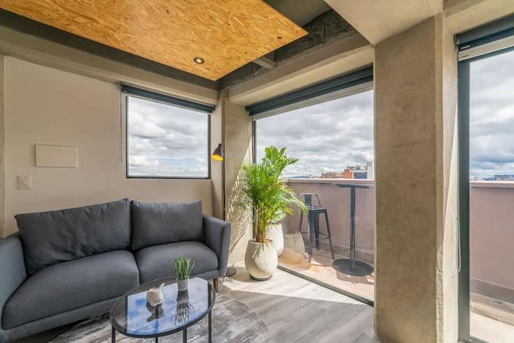 Elegante sala de estar con mobiliario moderno en un apartamento en Building Calle 54a - nok - 1289698 - COL en Chapinero, Bogotá Elegante sala de estar con mobiliario moderno en un apartamento en Building Calle 54a - nok - 1289698 - COL en Chapinero, Bogotá