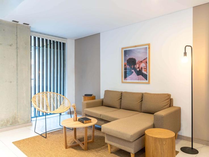 Sala de estar elegantemente projetada com móveis modernos em um apartamento no Building Carrera 66A - nok - 1289668 - COL em Laureles - Estadio, Medellin, Medellín